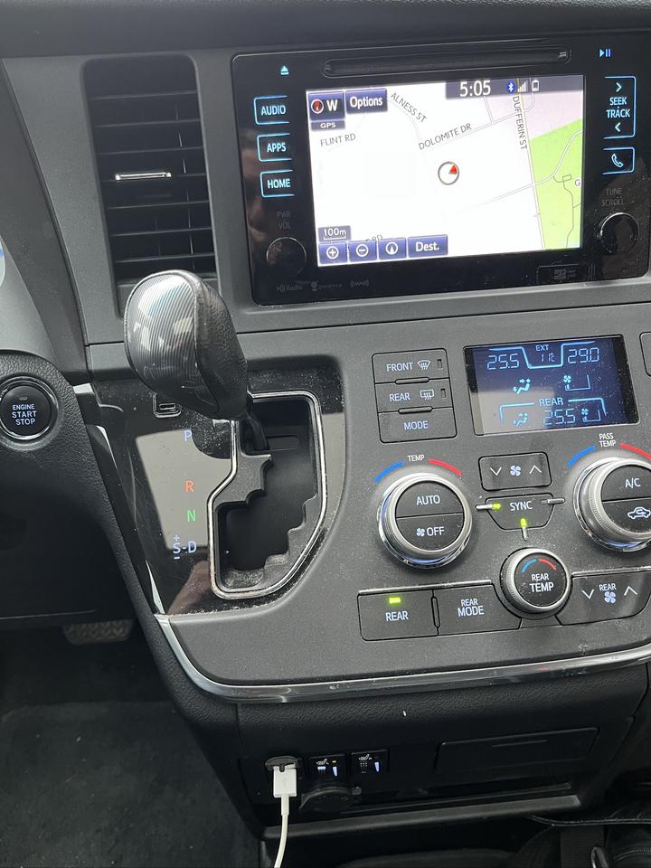 2016 Toyota Sienna SE-1 LOCAL OWNER! 8 PASS./LEATHER/MOONROOF/DVD/GPS**LOADED Photo