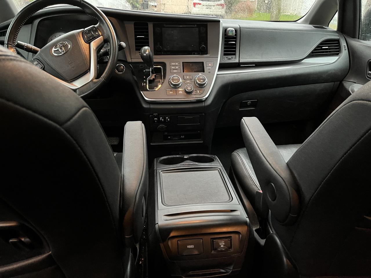 2016 Toyota Sienna SE-1 LOCAL OWNER! 8 PASS./LEATHER/MOONROOF/DVD/GPS**LOADED Photo
