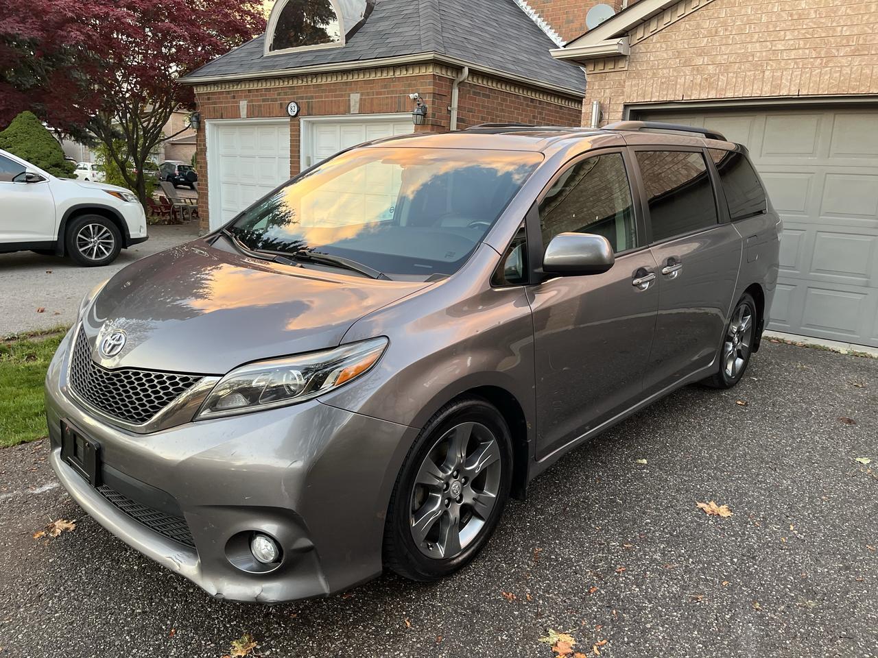 2016 Toyota Sienna SE-1 LOCAL OWNER! 8 PASS./LEATHER/MOONROOF/DVD/GPS**LOADED Photo