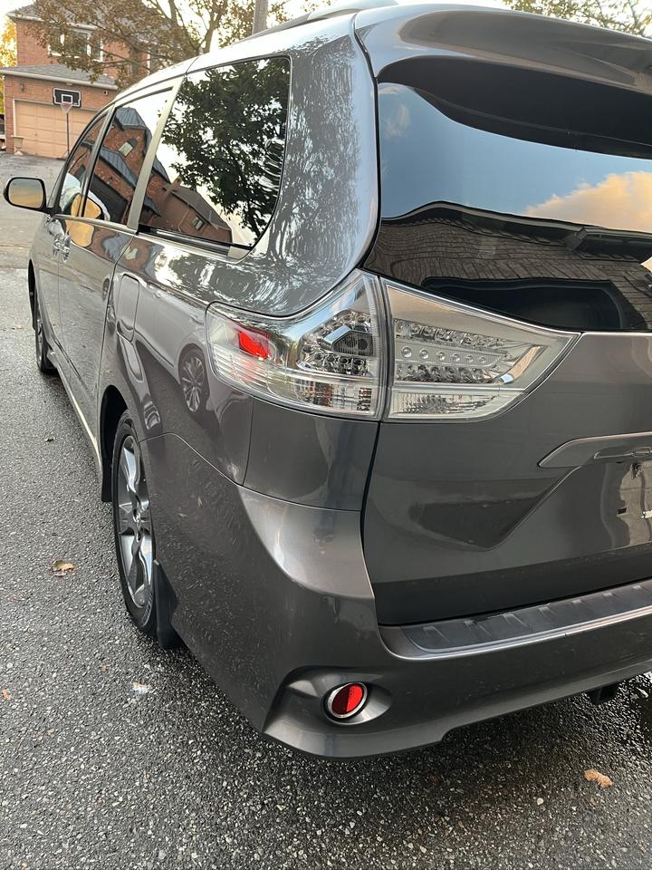 2016 Toyota Sienna SE-1 LOCAL OWNER! 8 PASS./LEATHER/MOONROOF/DVD/GPS**LOADED Photo