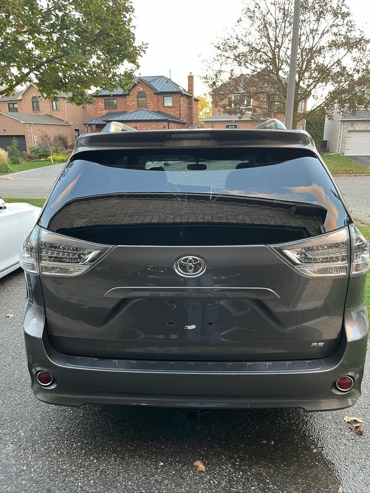 2016 Toyota Sienna SE-1 LOCAL OWNER! 8 PASS./LEATHER/MOONROOF/DVD/GPS**LOADED Photo