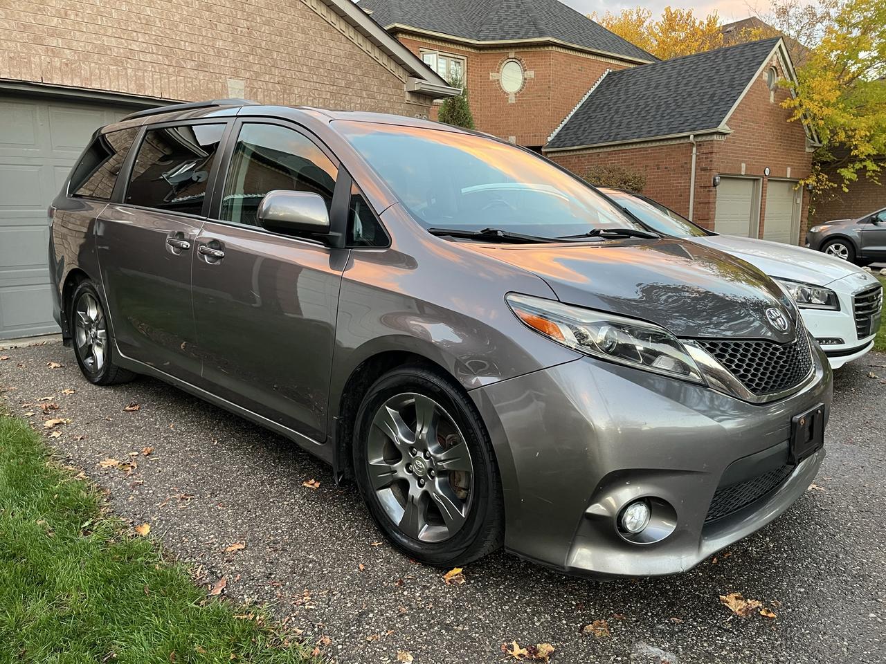 2016 Toyota Sienna SE-1 LOCAL OWNER! 8 PASS./LEATHER/MOONROOF/DVD/GPS**LOADED Photo0