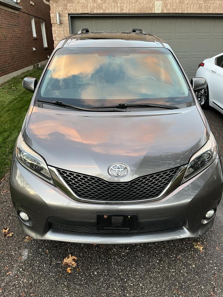 2016 Toyota Sienna SE-1 LOCAL OWNER! 8 PASS./LEATHER/MOONROOF/DVD/GPS**LOADED Photo