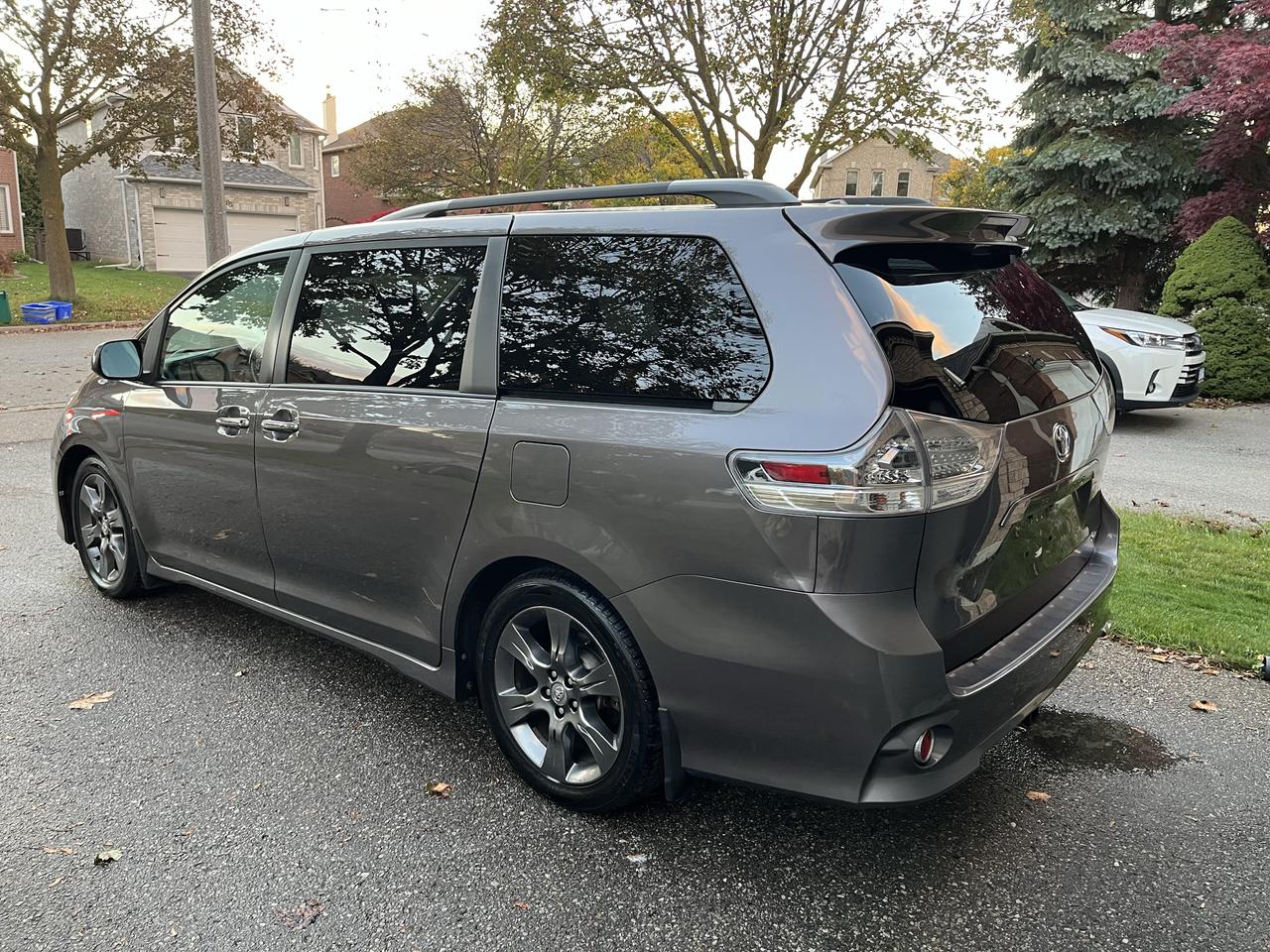 2016 Toyota Sienna SE-1 LOCAL OWNER! 8 PASS./LEATHER/MOONROOF/DVD/GPS**LOADED Photo
