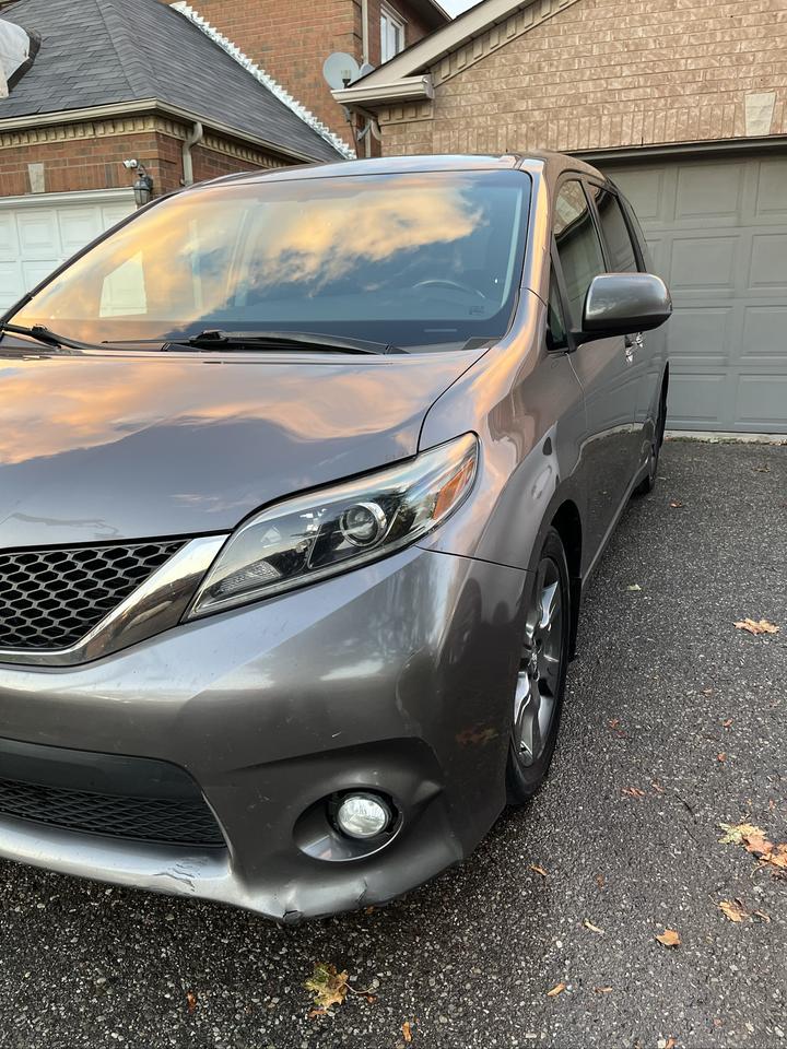 2016 Toyota Sienna SE-1 LOCAL OWNER! 8 PASS./LEATHER/MOONROOF/DVD/GPS**LOADED Photo