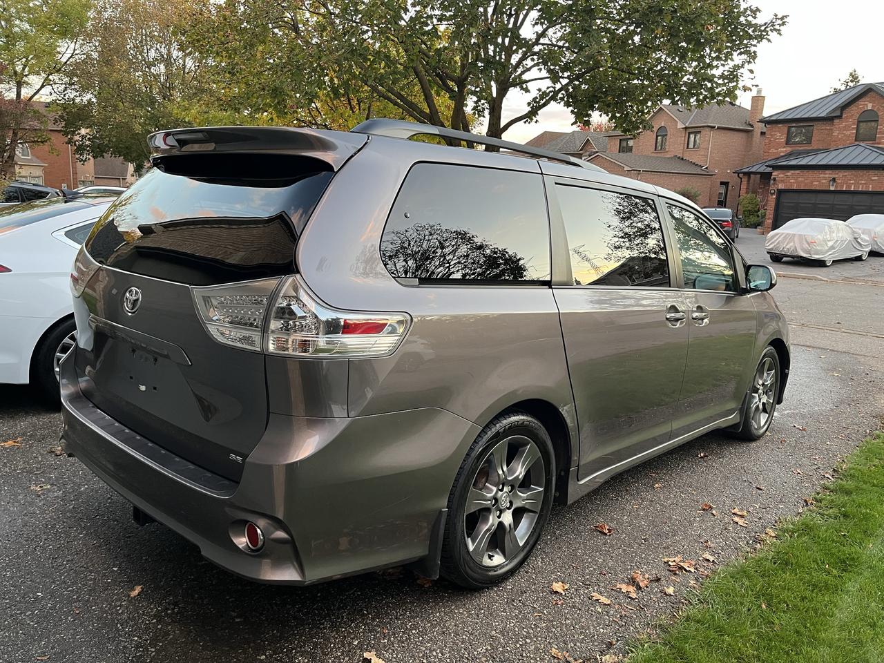 2016 Toyota Sienna SE-1 LOCAL OWNER! 8 PASS./LEATHER/MOONROOF/DVD/GPS**LOADED Photo2