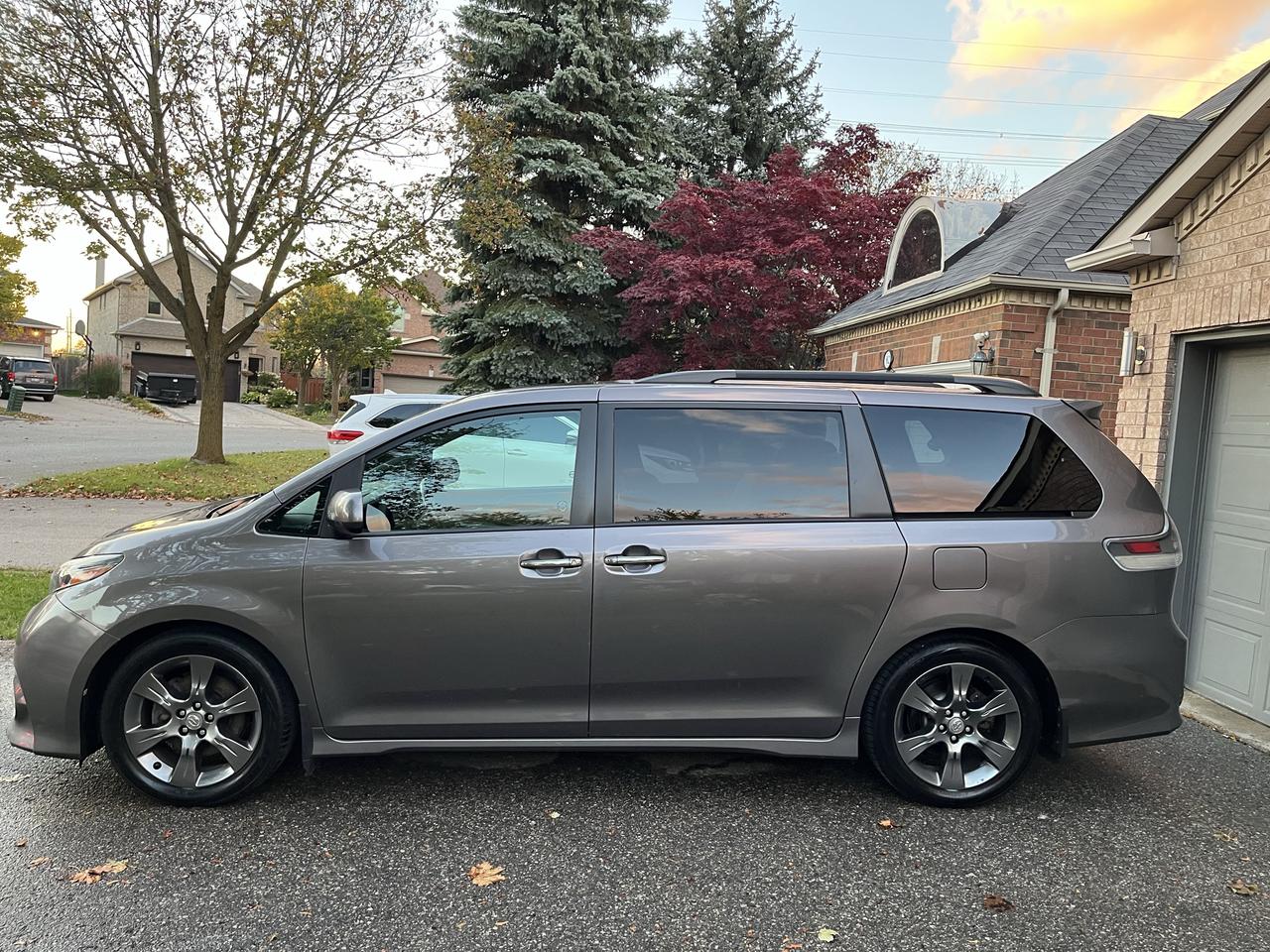 2016 Toyota Sienna SE-1 LOCAL OWNER! 8 PASS./LEATHER/MOONROOF/DVD/GPS**LOADED Photo