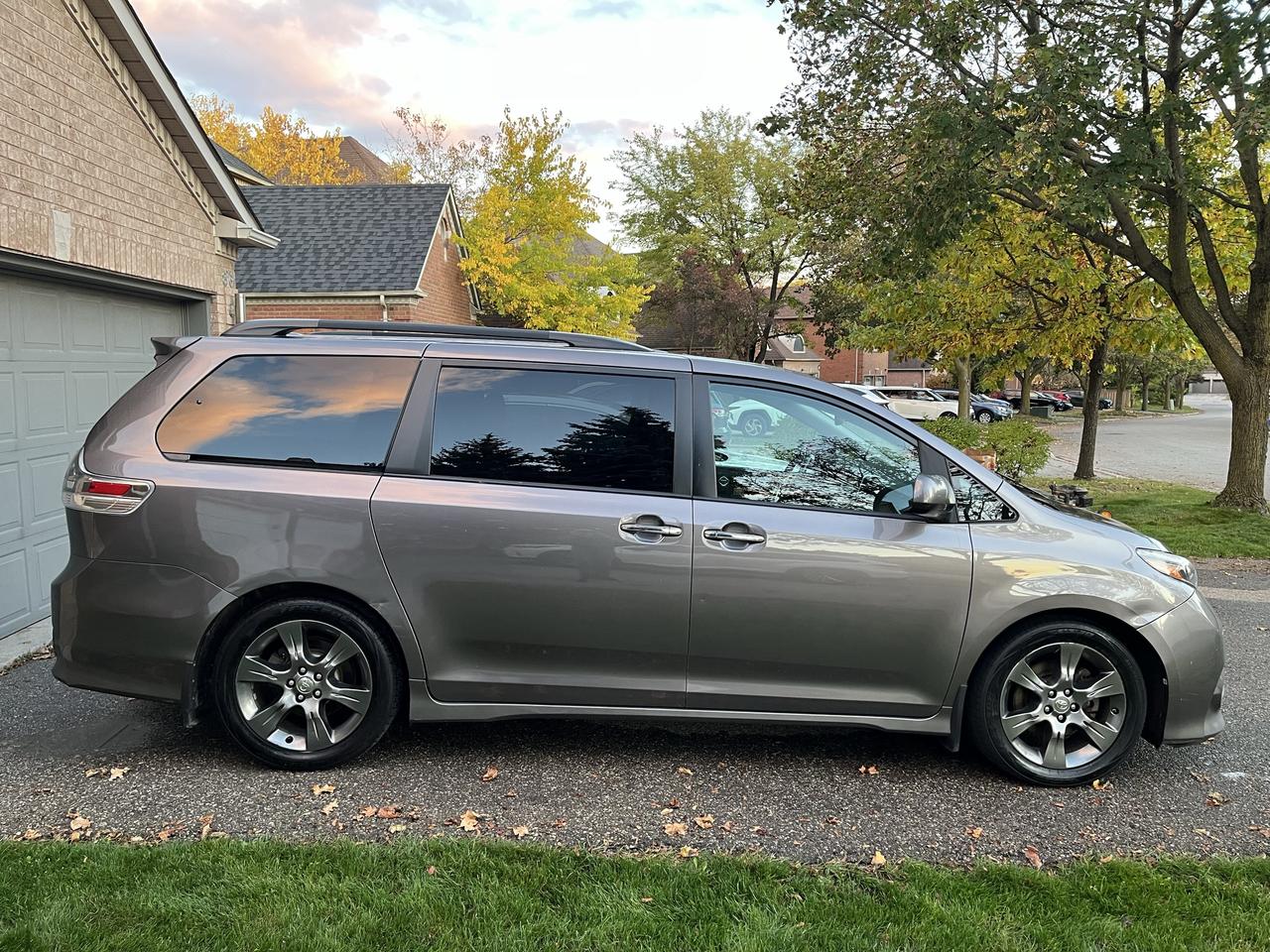 2016 Toyota Sienna SE-1 LOCAL OWNER! 8 PASS./LEATHER/MOONROOF/DVD/GPS**LOADED Photo5