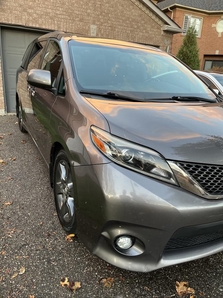 2016 Toyota Sienna SE-1 LOCAL OWNER! 8 PASS./LEATHER/MOONROOF/DVD/GPS**LOADED Photo