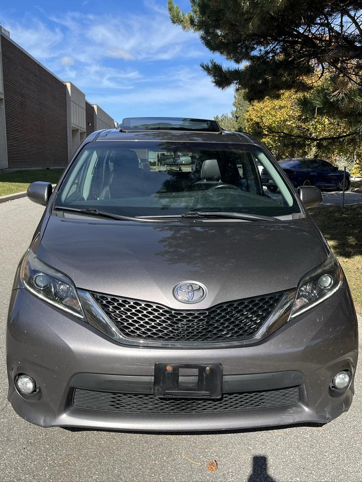 2016 Toyota Sienna SE-1 LOCAL OWNER! 8 PASS./LEATHER/MOONROOF/DVD/GPS**LOADED Photo