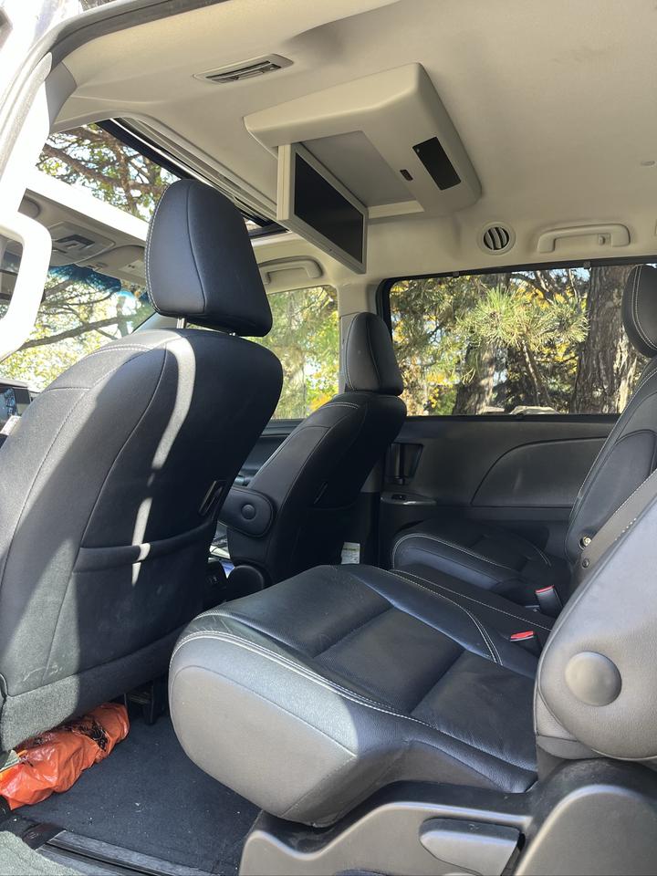 2016 Toyota Sienna SE-1 LOCAL OWNER! 8 PASS./LEATHER/MOONROOF/DVD/GPS**LOADED Photo