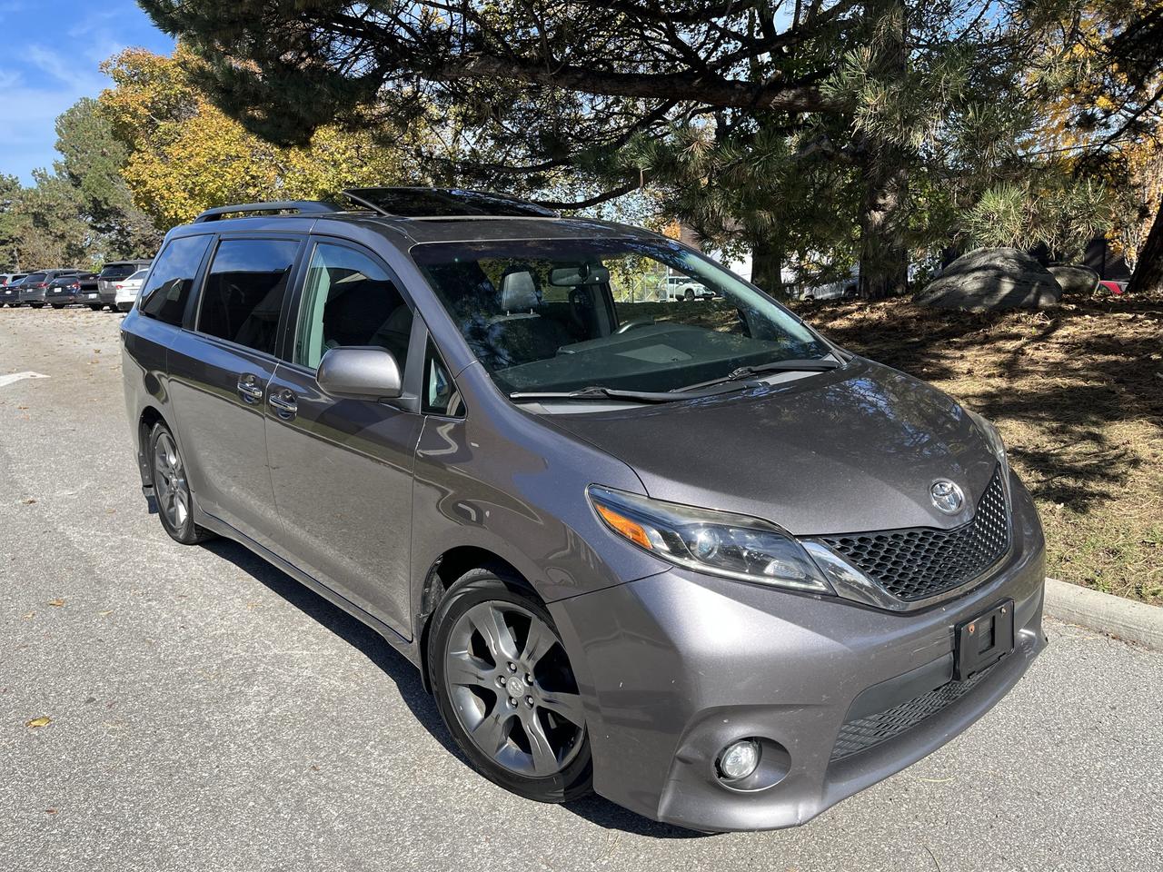 2016 Toyota Sienna SE-1 LOCAL OWNER! 8 PASS./LEATHER/MOONROOF/DVD/GPS**LOADED Photo