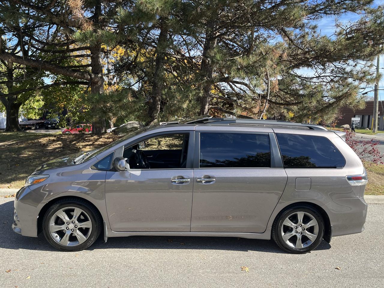 2016 Toyota Sienna SE-1 LOCAL OWNER! 8 PASS./LEATHER/MOONROOF/DVD/GPS**LOADED Photo