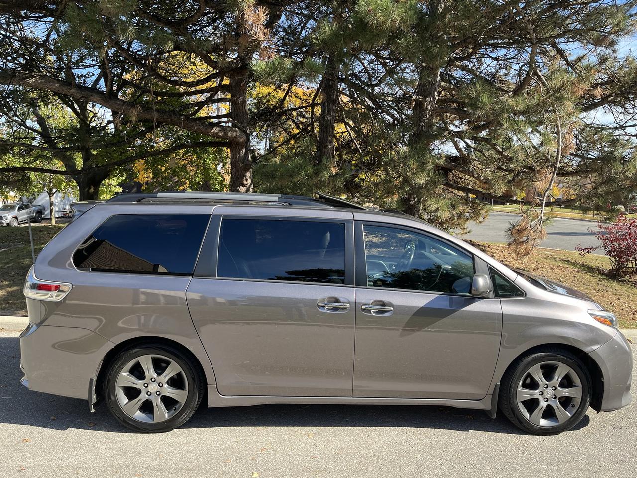 2016 Toyota Sienna SE-1 LOCAL OWNER! 8 PASS./LEATHER/MOONROOF/DVD/GPS**LOADED Photo