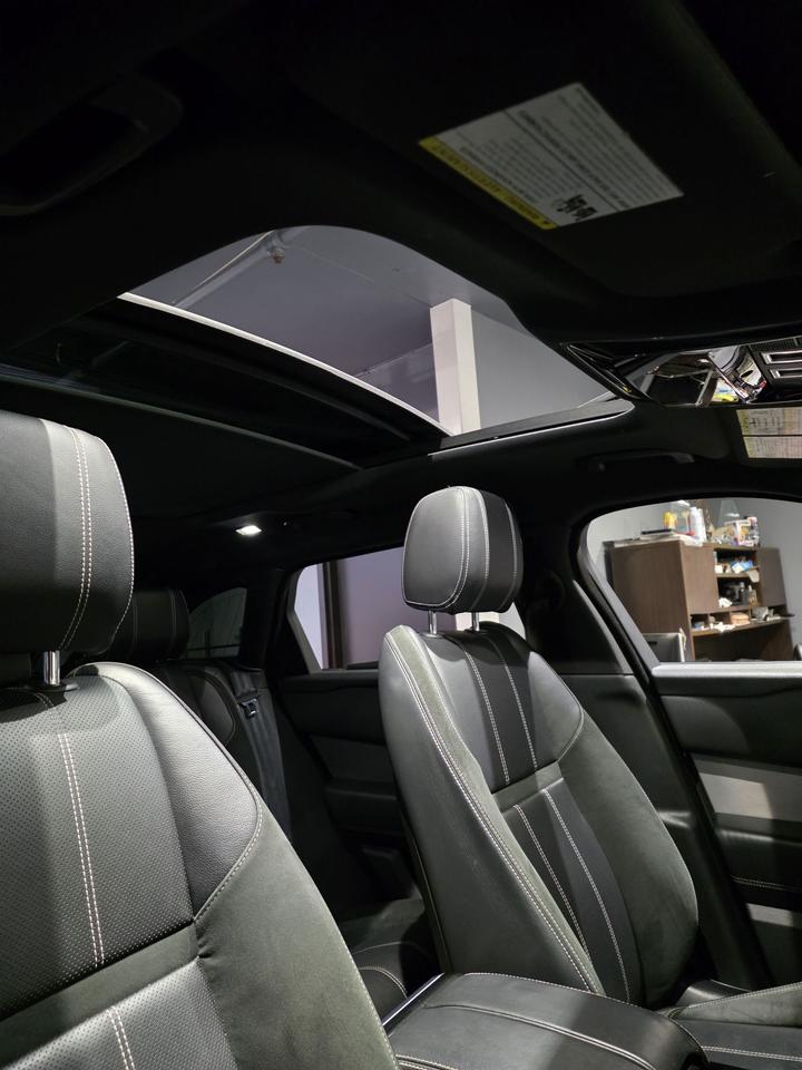 2020 Land Rover Range Rover Velar R-DYNAMIC Photo