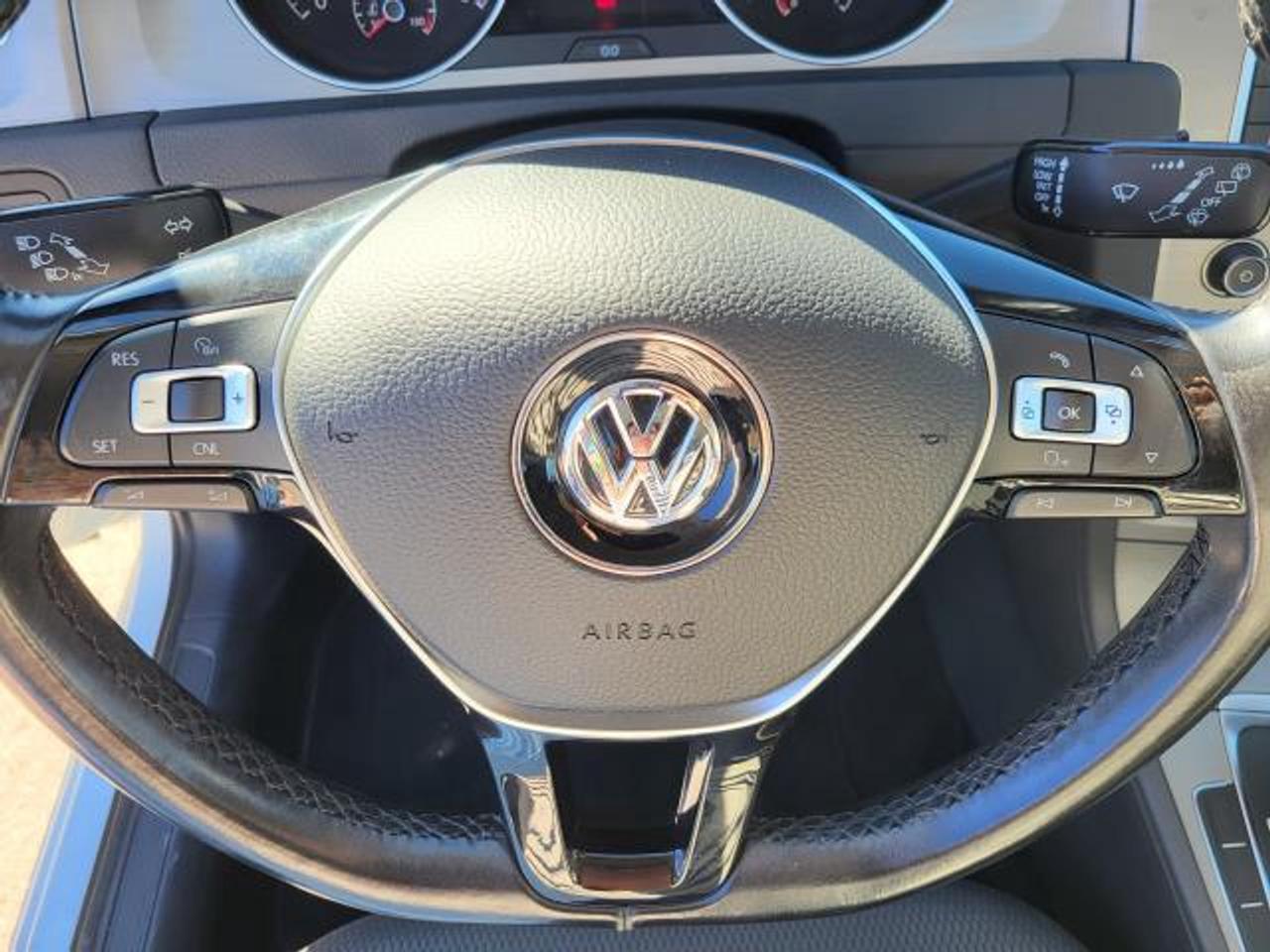 2016 Volkswagen Golf TRENDLINE Photo