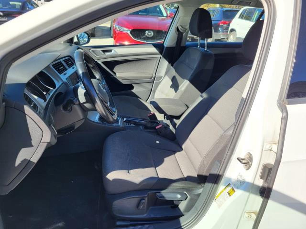 2016 Volkswagen Golf TRENDLINE Photo