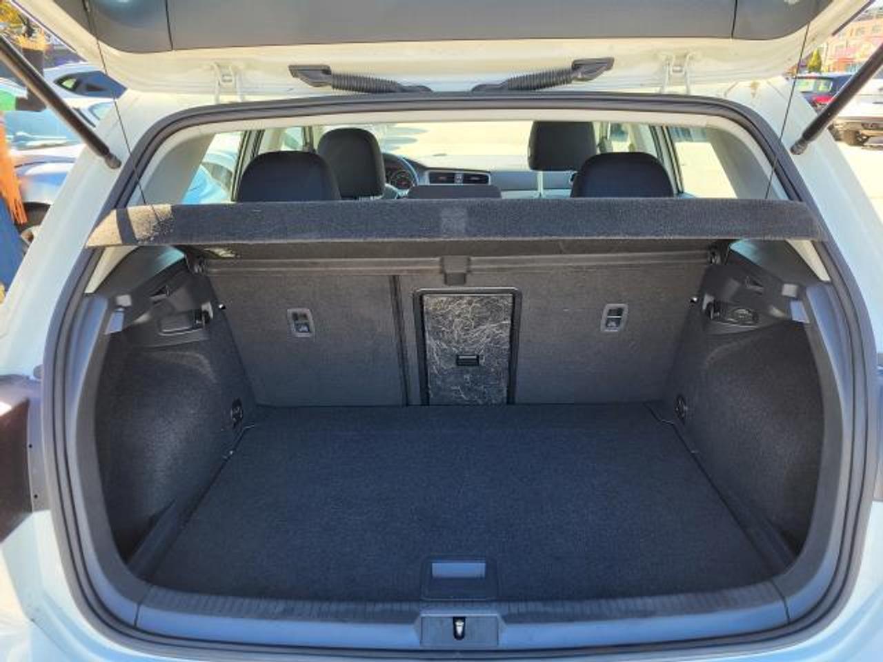 2016 Volkswagen Golf TRENDLINE Photo