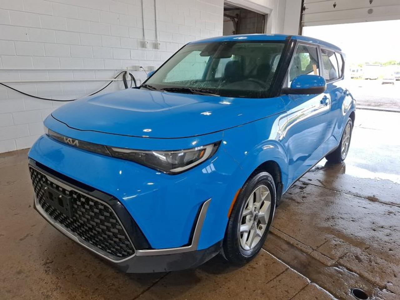 2023 Kia Soul EX | Heated Seats + Steering | Blind Spot Monitor | Reverse Camera | Carplay + Android Auto & More ! Photo