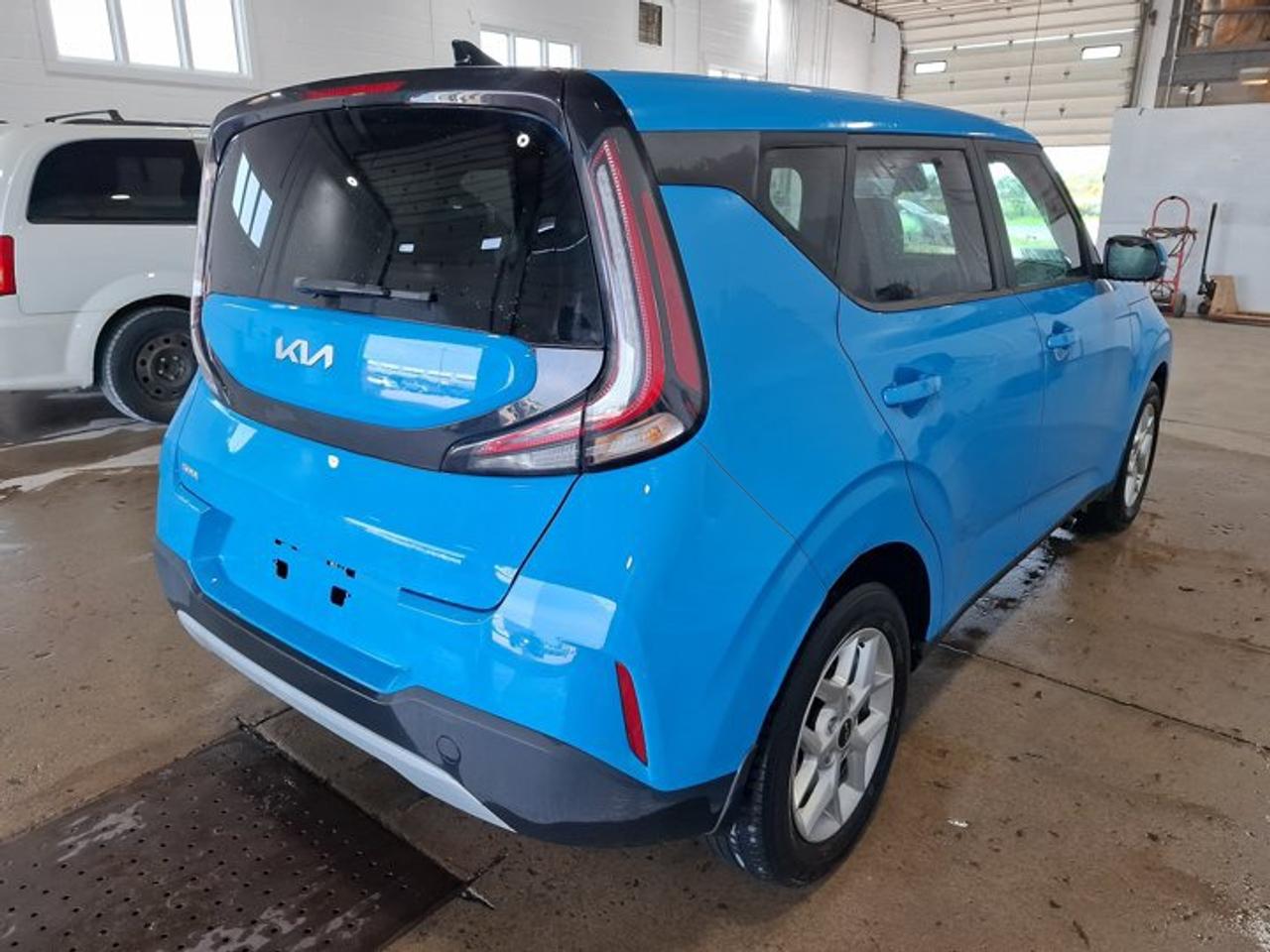 2023 Kia Soul EX | Heated Seats + Steering | Blind Spot Monitor | Reverse Camera | Carplay + Android Auto & More ! Photo