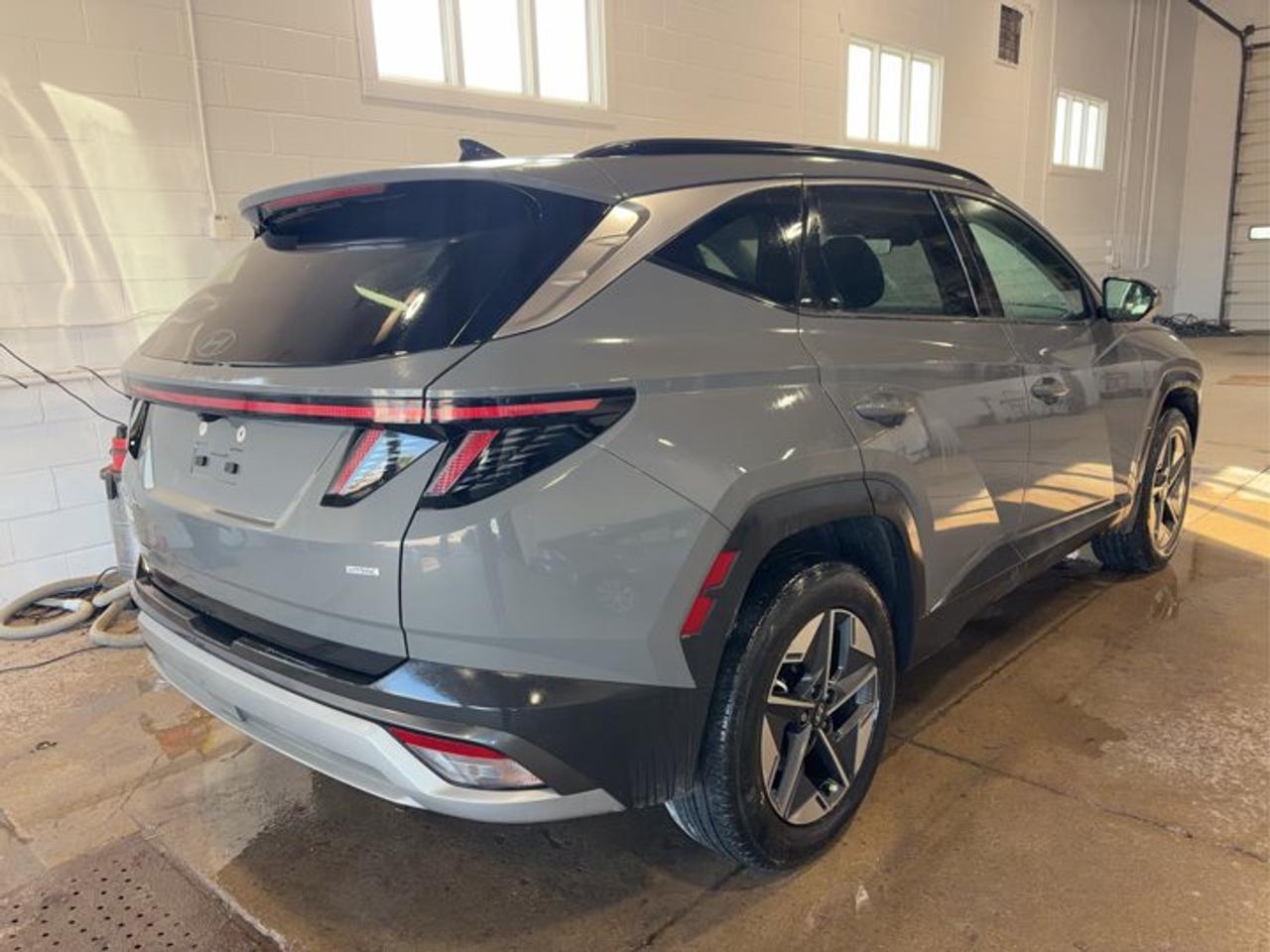 2025 Hyundai Tucson Preferred w/Trend AWD | Leather | Sunroof | Heated Seats + Steering | BSM | Power Liftgate and More! Photo