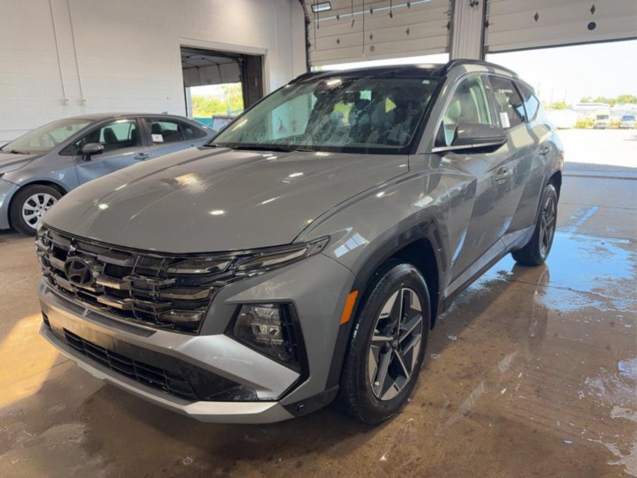 2025 Hyundai Tucson Preferred w/Trend AWD | Leather | Sunroof | Heated Seats + Steering | BSM | Power Liftgate and More! Photo