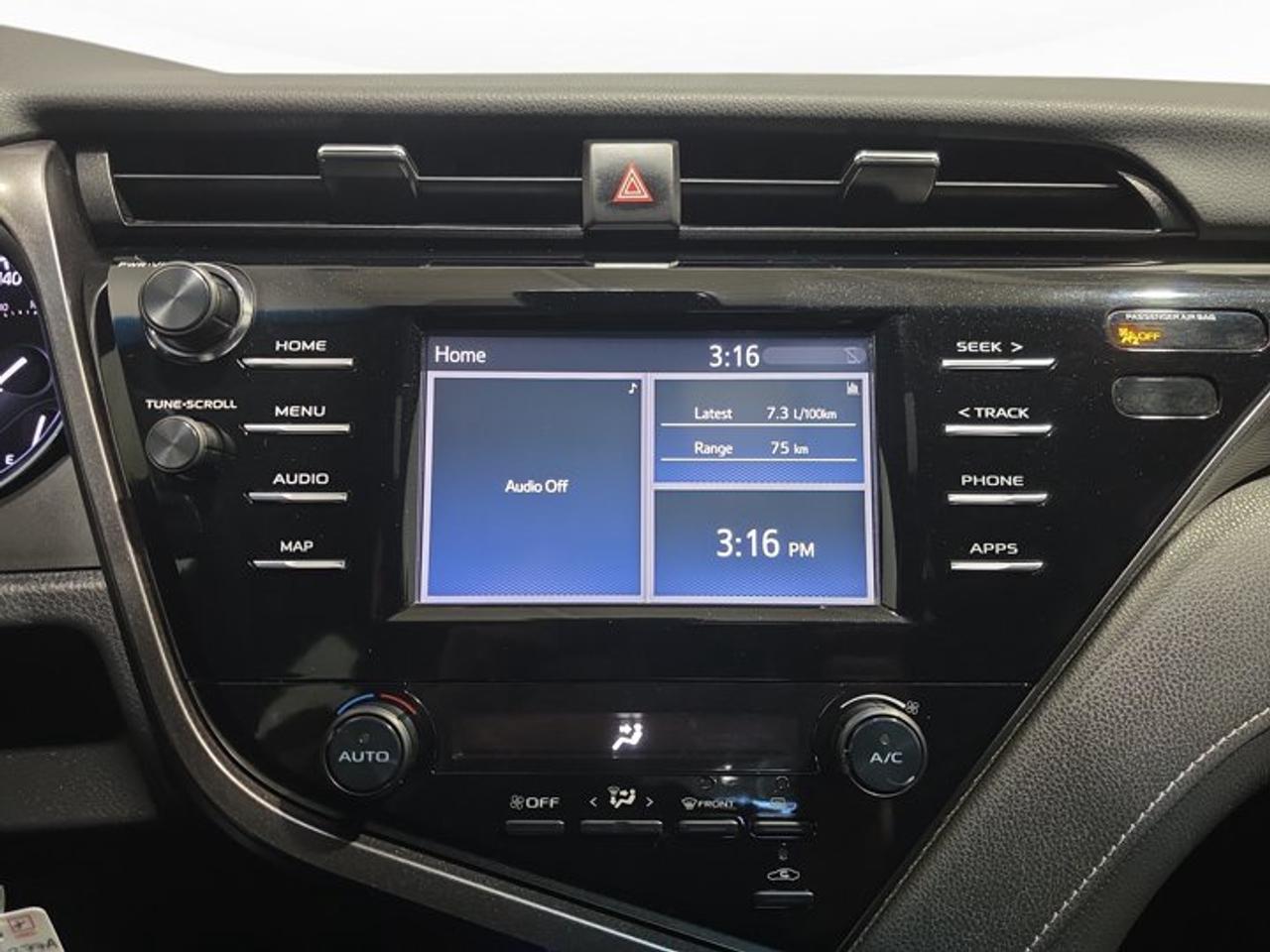 2020 Toyota Camry SE Photo