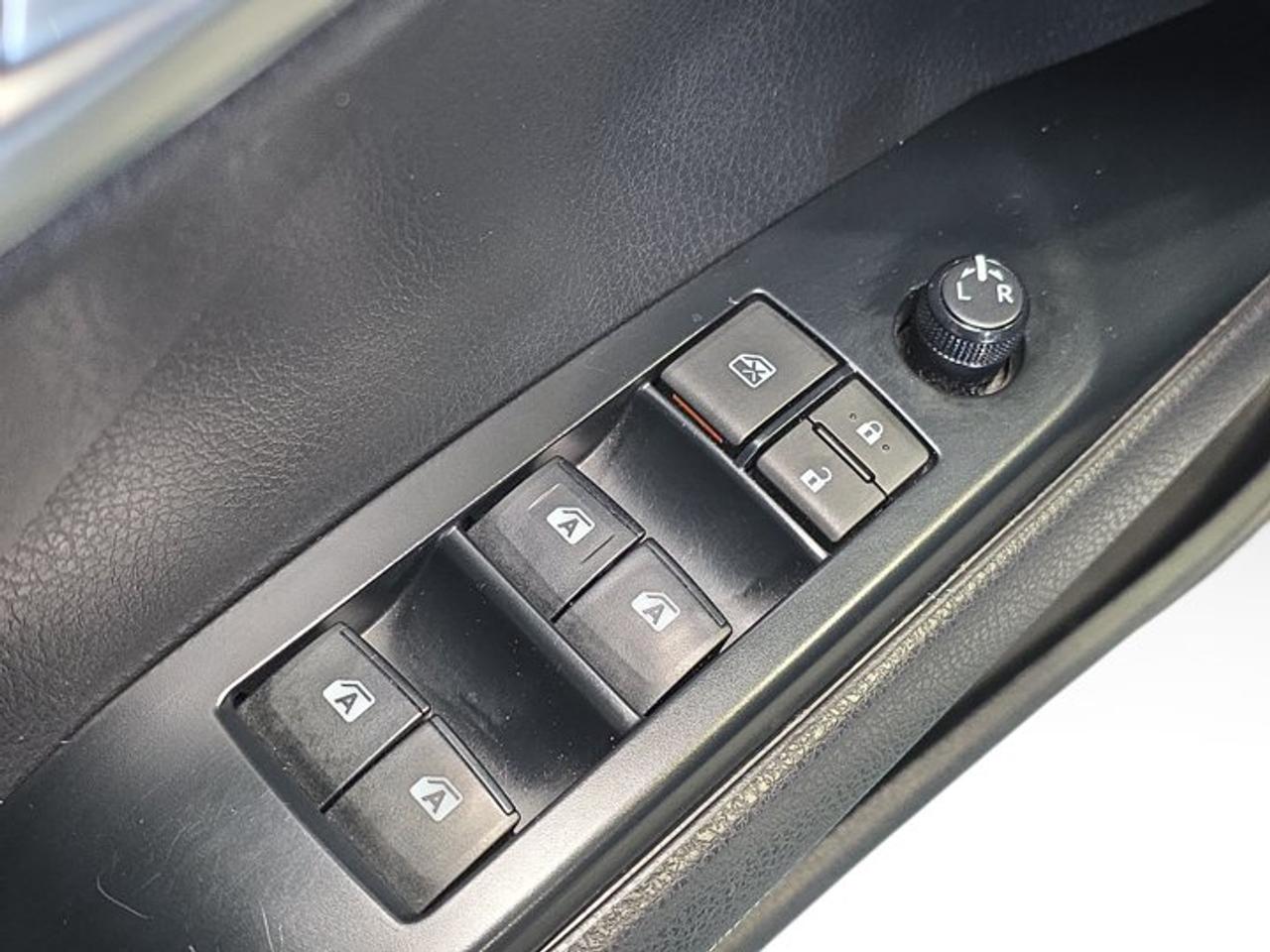 2020 Toyota Camry SE Photo
