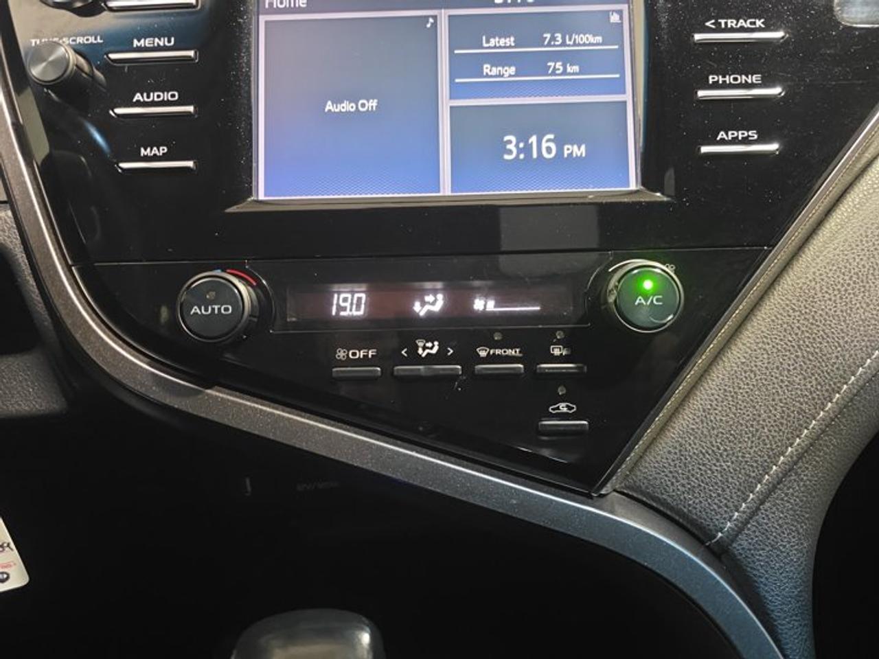 2020 Toyota Camry SE Photo