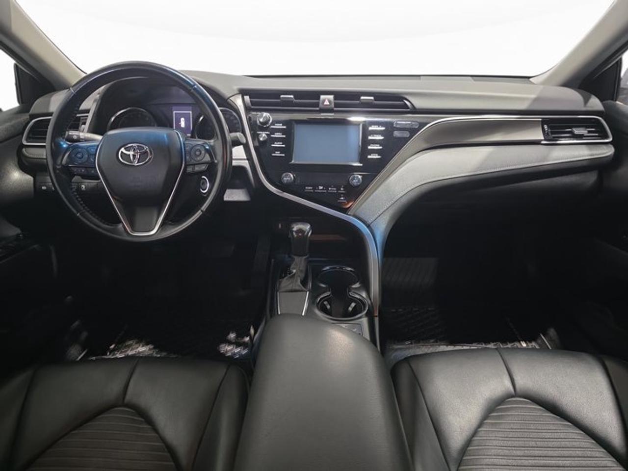 2020 Toyota Camry SE Photo