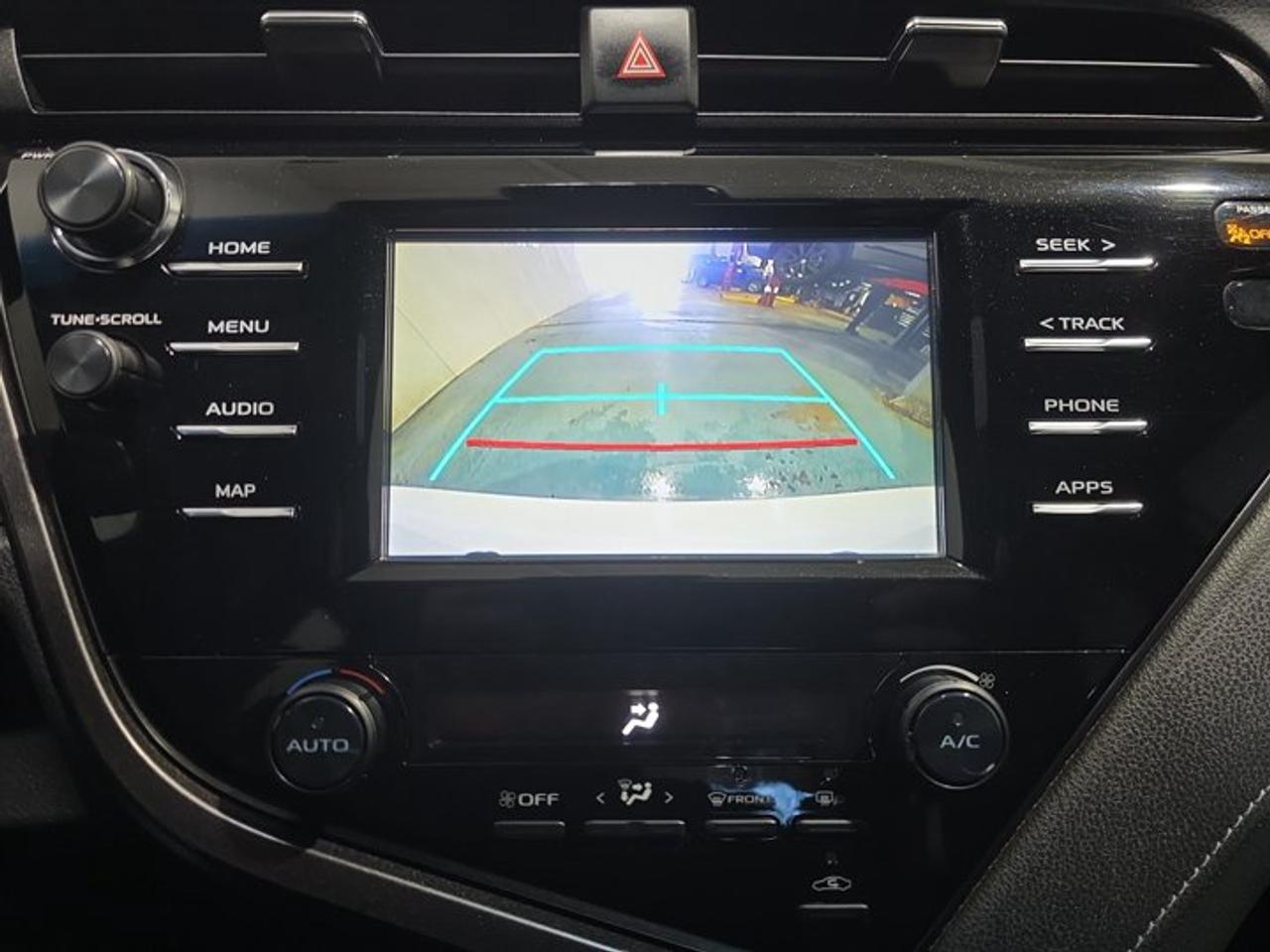 2020 Toyota Camry SE Photo