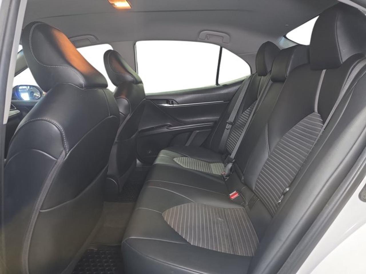 2020 Toyota Camry SE Photo