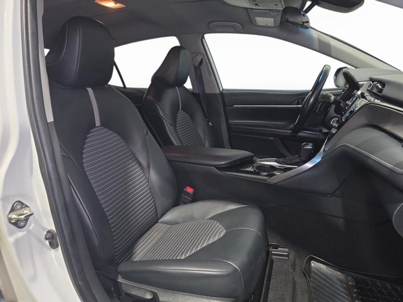 2020 Toyota Camry SE Photo