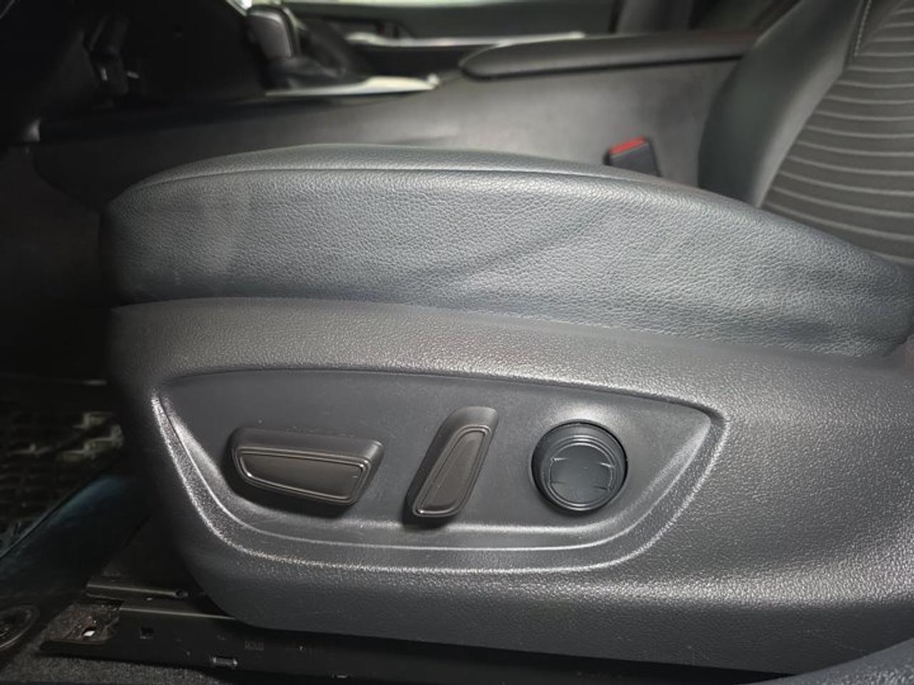 2020 Toyota Camry SE Photo