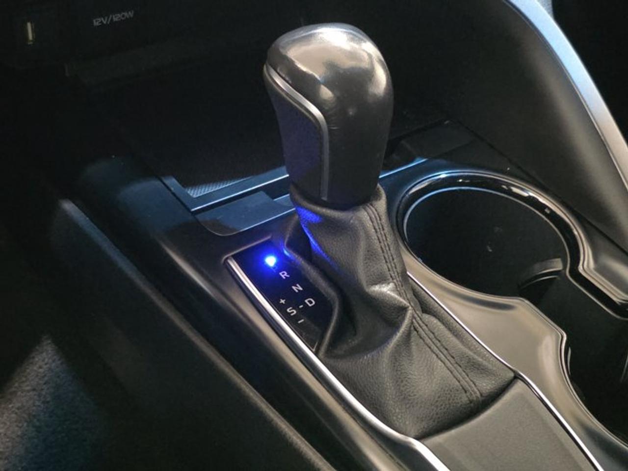 2020 Toyota Camry SE Photo