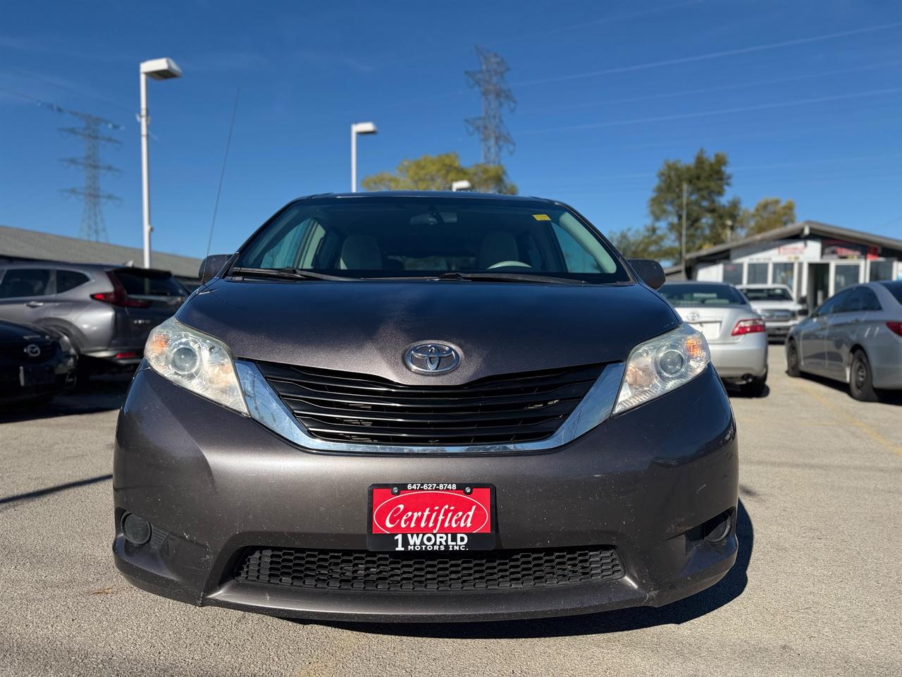 2013 Toyota Sienna LE Photo0