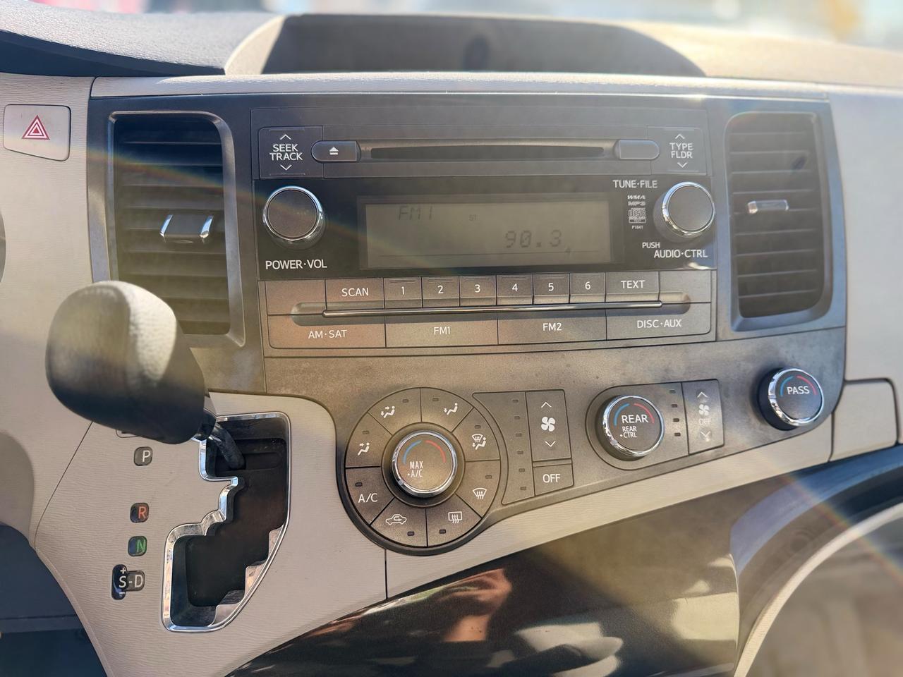2013 Toyota Sienna LE Photo