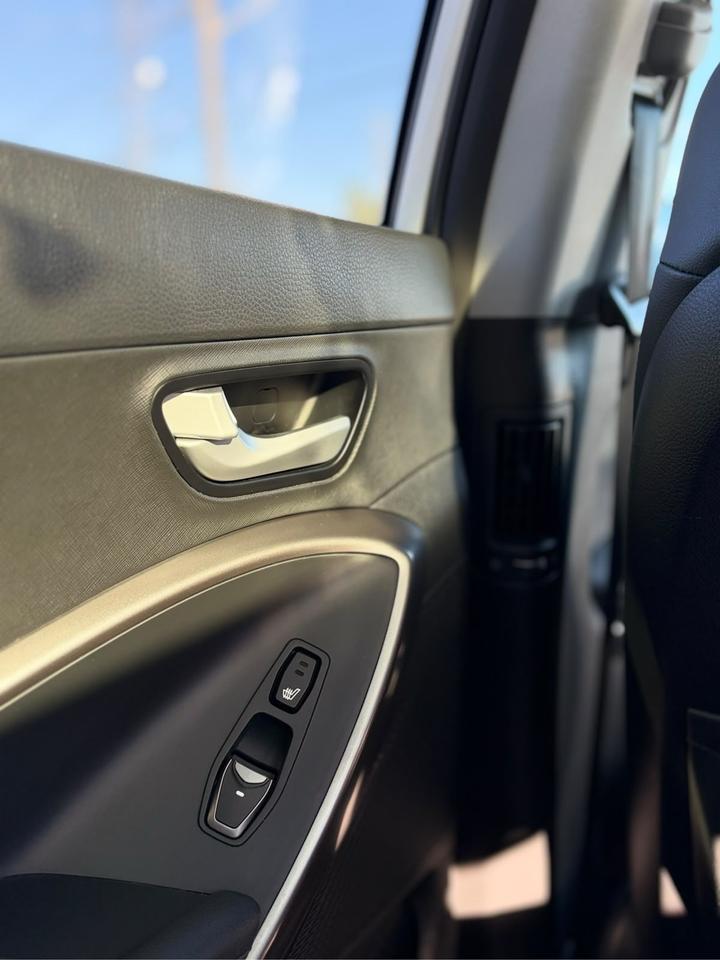 2017 Hyundai Santa Fe XL Luxury Photo