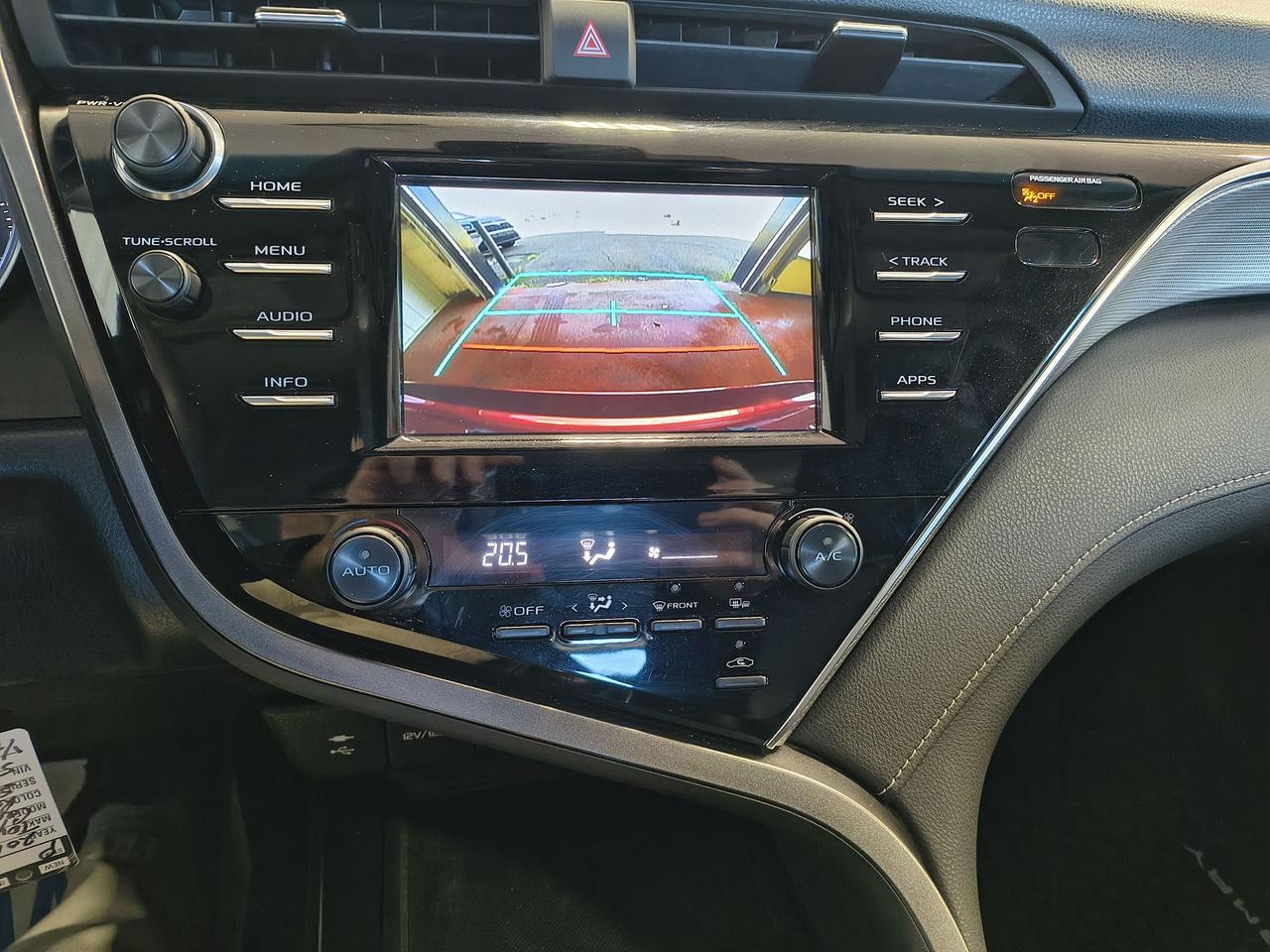 2018 Toyota Camry SE Photo