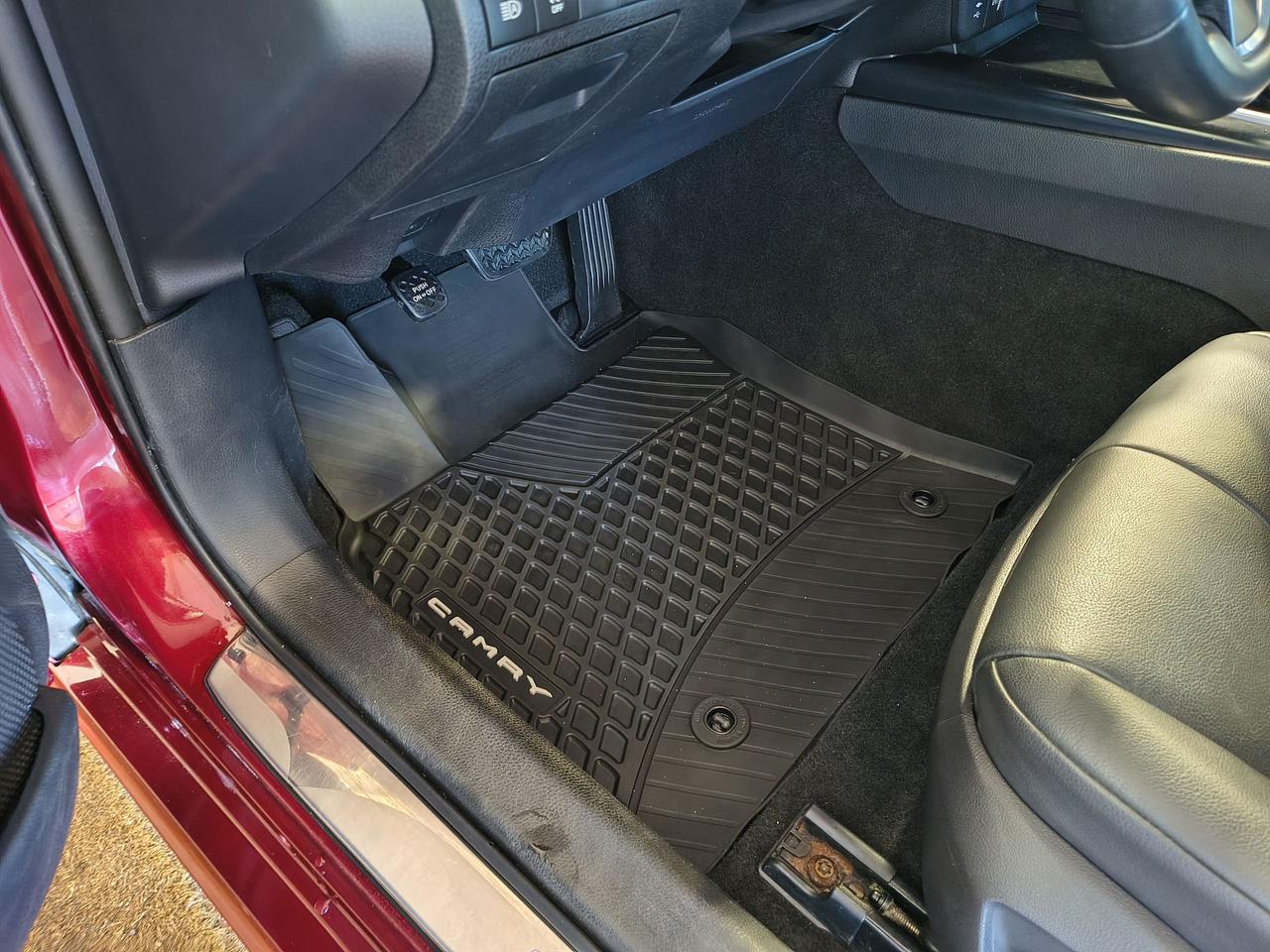 2018 Toyota Camry SE Photo0