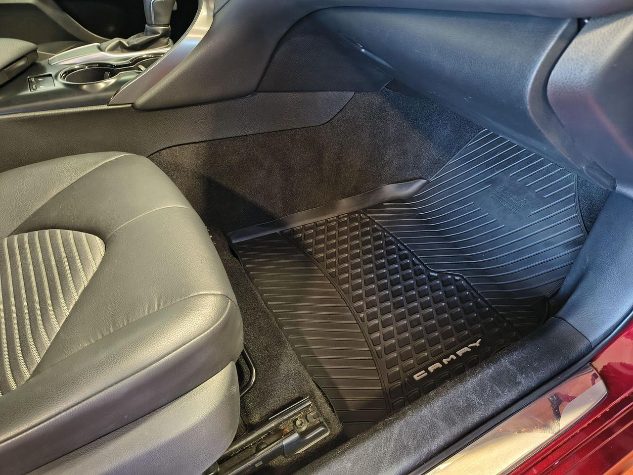 2018 Toyota Camry SE Photo0