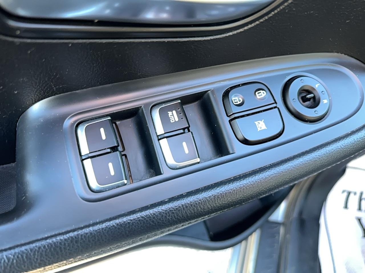 2017 Kia Rondo LX w/3rd Row Photo