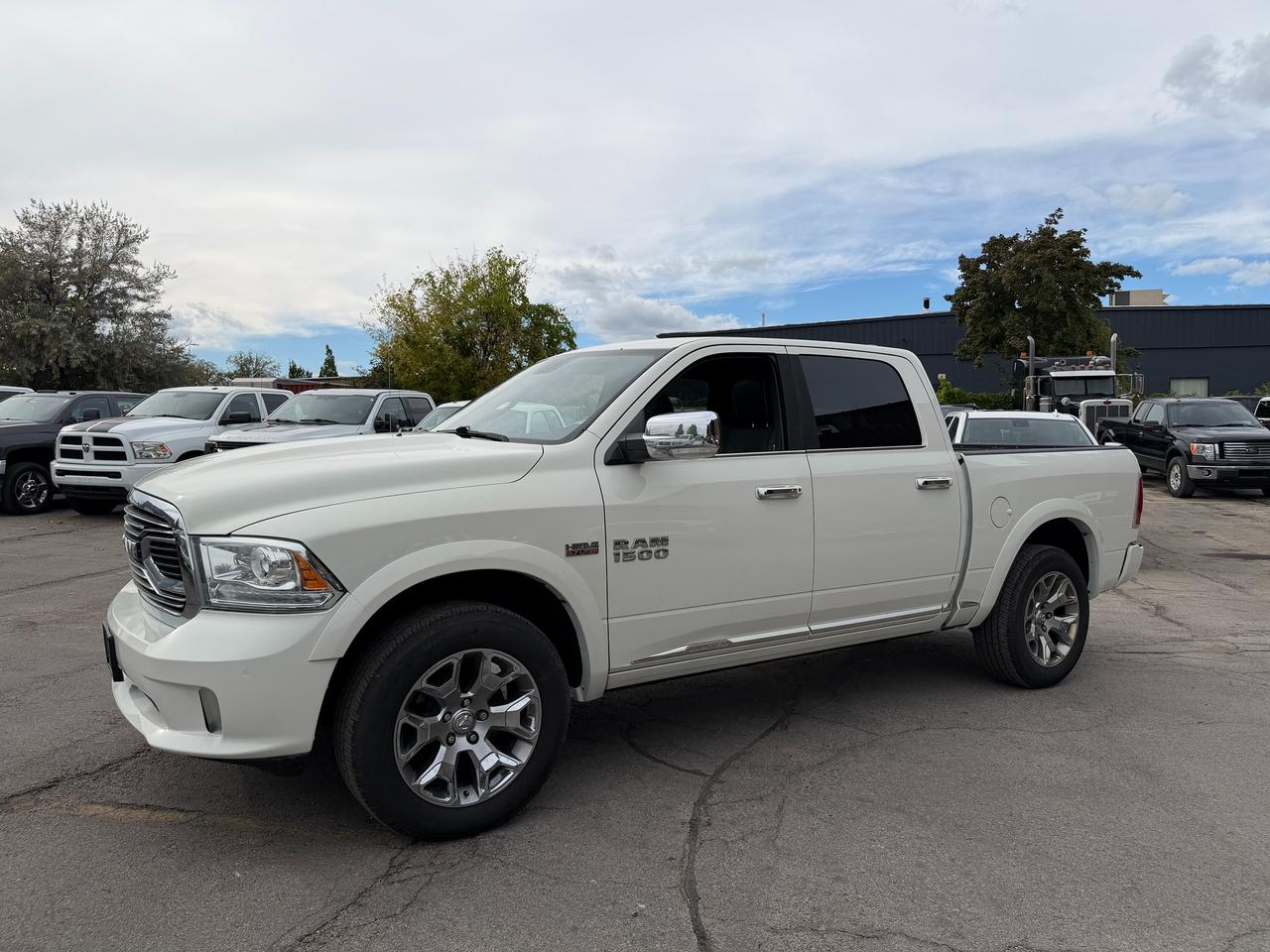 2016 RAM 1500 4WD CREW CAB 140.5" LIMITED Photo