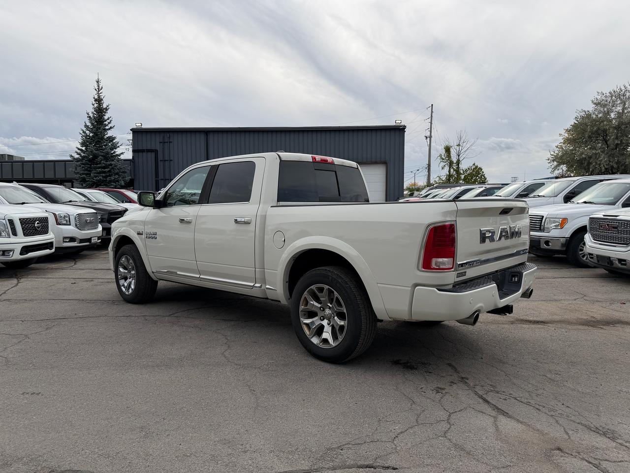 2016 RAM 1500 4WD CREW CAB 140.5" LIMITED Photo