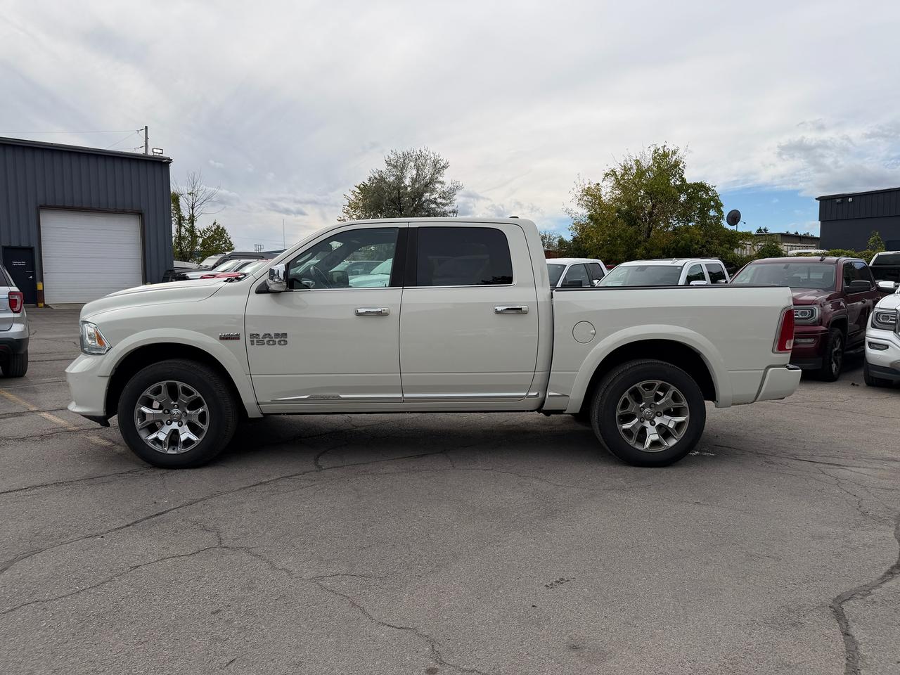 2016 RAM 1500 4WD CREW CAB 140.5" LIMITED Photo
