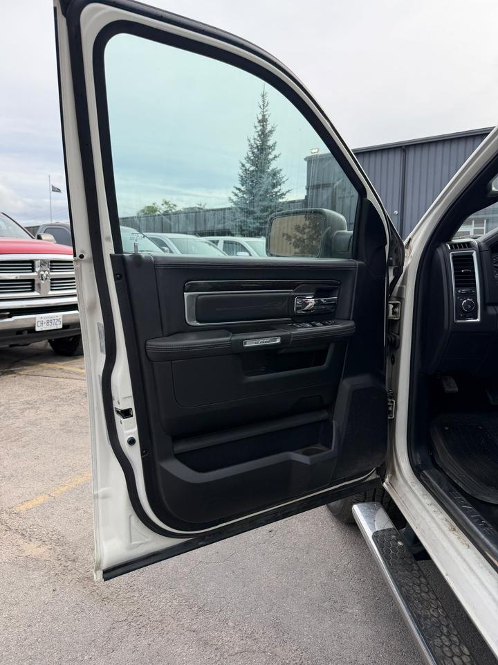 2016 RAM 1500 4WD CREW CAB 140.5" LIMITED Photo