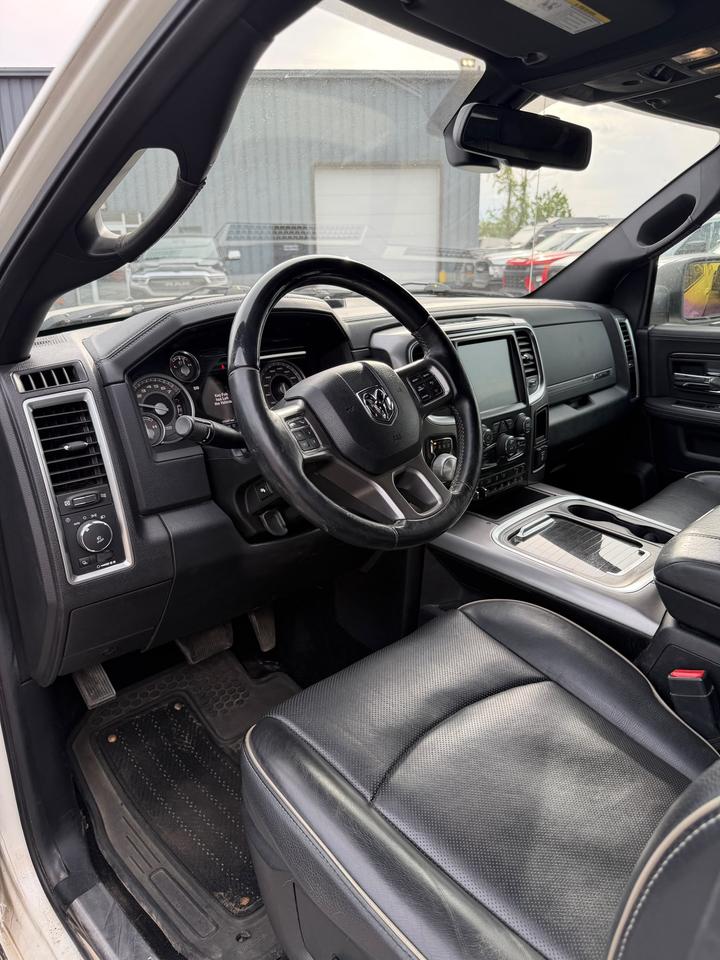 2016 RAM 1500 4WD CREW CAB 140.5" LIMITED Photo