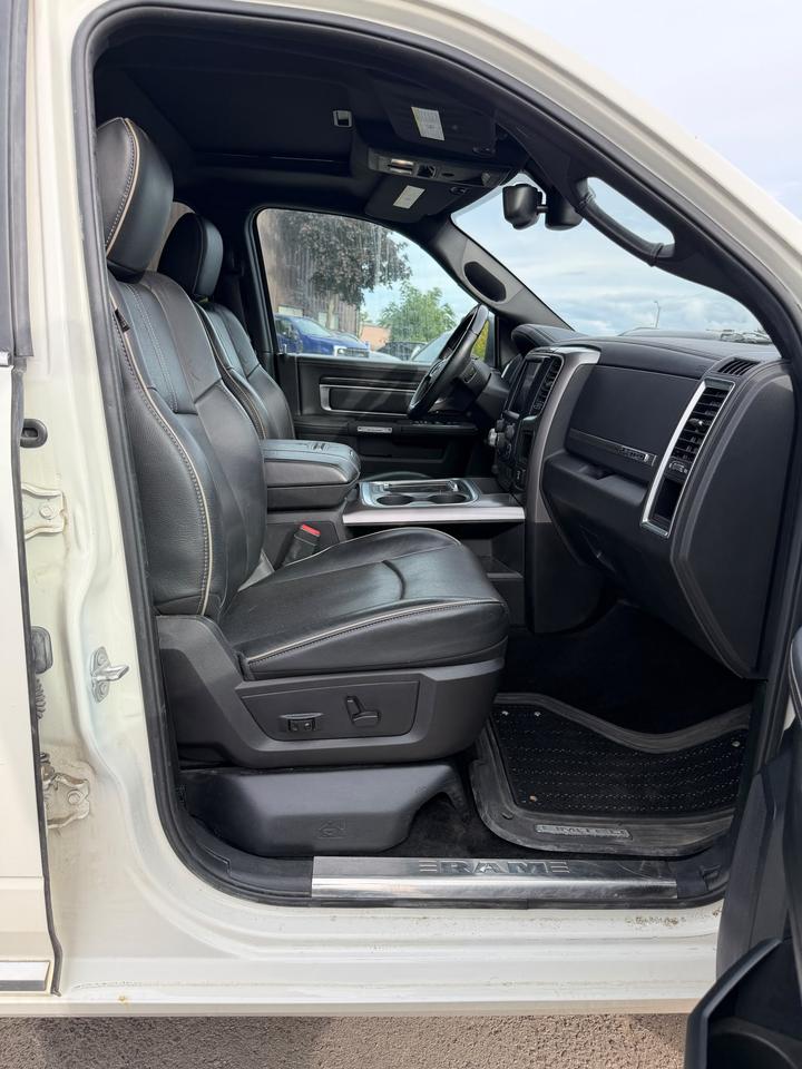 2016 RAM 1500 4WD CREW CAB 140.5" LIMITED Photo