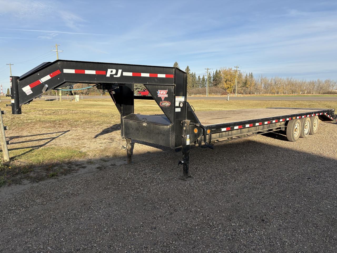 2019 PJ Trailers Classic Flatdeck 30' Gooseneck Tri-axle - Photo #1