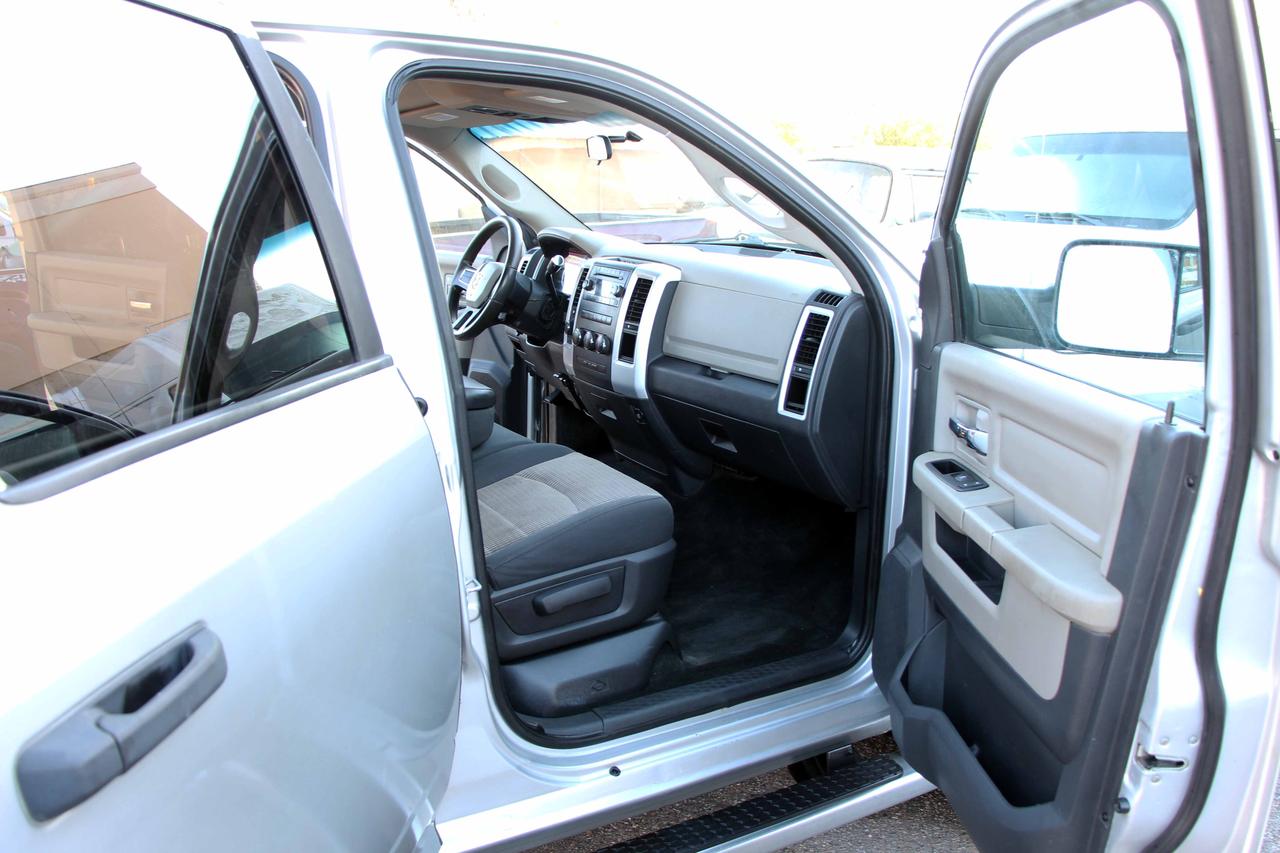 2011 RAM 2500 4WD CREW CAB 149" SLT Photo